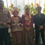 Kapolres Gowa AKBP Muhammad Aldy Sulaiman berpose bersama pengantin dan Ketua Komunitas Media Online Baramakassar, Bara, pada acara pernikahan di Kampung Majannang, Gowa, Minggu (21/9/2025).