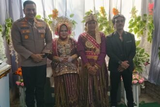 Kapolres Gowa AKBP Muhammad Aldy Sulaiman berpose bersama pengantin dan Ketua Komunitas Media Online Baramakassar, Bara, pada acara pernikahan di Kampung Majannang, Gowa, Minggu (21/9/2025).