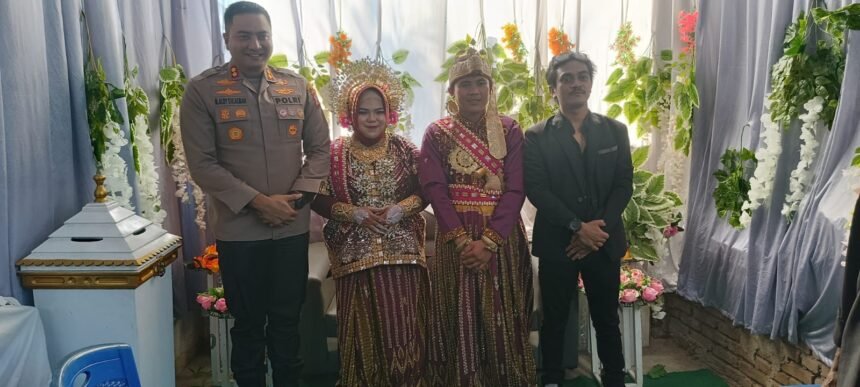 Kapolres Gowa AKBP Muhammad Aldy Sulaiman berpose bersama pengantin dan Ketua Komunitas Media Online Baramakassar, Bara, pada acara pernikahan di Kampung Majannang, Gowa, Minggu (21/9/2025).
