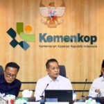 Menkop Ferry Juliantono memimpin rapat koordinasi percepatan pencairan kredit Kopdes Merah Putih di kantor Kemenkop, Jakarta, (22/9/2025).