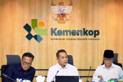 Menkop Ferry Juliantono memimpin rapat koordinasi percepatan pencairan kredit Kopdes Merah Putih di kantor Kemenkop, Jakarta, (22/9/2025).