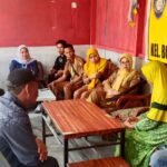 Suasana pertemuan antara DP3A Makassar, perangkat kelurahan, dan keluarga korban siswi SMPN 29 Makassar di Pos Kamling Bontoduri, Tamalate, Senin (22/9/2025).