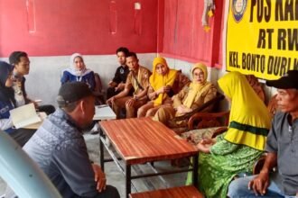 Suasana pertemuan antara DP3A Makassar, perangkat kelurahan, dan keluarga korban siswi SMPN 29 Makassar di Pos Kamling Bontoduri, Tamalate, Senin (22/9/2025).