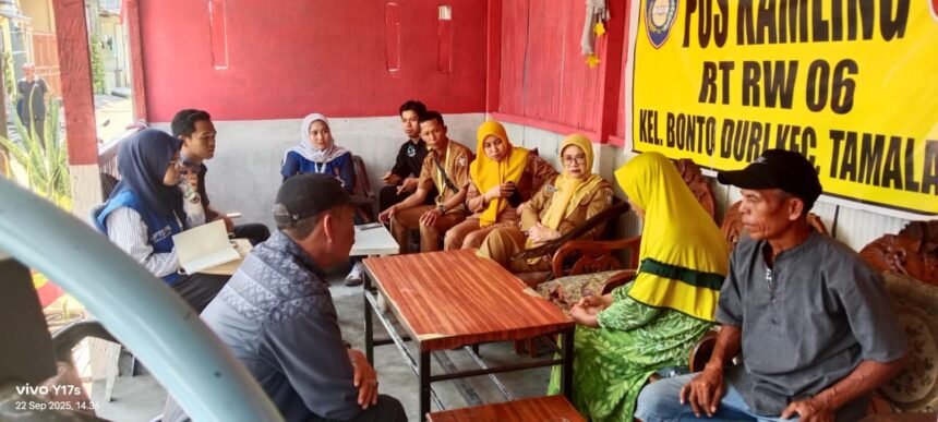Suasana pertemuan antara DP3A Makassar, perangkat kelurahan, dan keluarga korban siswi SMPN 29 Makassar di Pos Kamling Bontoduri, Tamalate, Senin (22/9/2025).