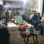 Pejabat Utama Polres Gowa bersama warga dan pemerintah setempat saat melaksanakan patroli kampung perdana di Desa Julukanaya, Kecamatan Pallangga, Senin (22/9/2025) malam. Kegiatan ini menjadi wadah silaturahmi sekaligus sarana mendengar langsung aspirasi masyarakat.