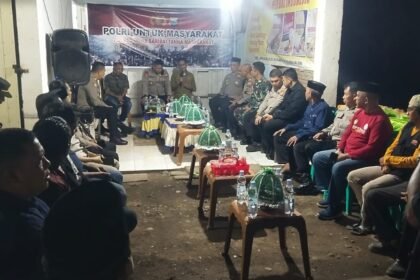 Pejabat Utama Polres Gowa bersama warga dan pemerintah setempat saat melaksanakan patroli kampung perdana di Desa Julukanaya, Kecamatan Pallangga, Senin (22/9/2025) malam. Kegiatan ini menjadi wadah silaturahmi sekaligus sarana mendengar langsung aspirasi masyarakat.