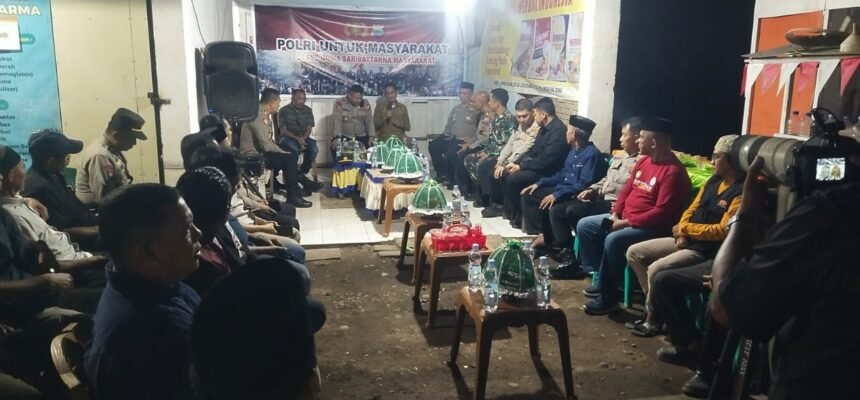 Pejabat Utama Polres Gowa bersama warga dan pemerintah setempat saat melaksanakan patroli kampung perdana di Desa Julukanaya, Kecamatan Pallangga, Senin (22/9/2025) malam. Kegiatan ini menjadi wadah silaturahmi sekaligus sarana mendengar langsung aspirasi masyarakat.