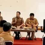 Pimpinan Pemerintah Kabupaten Enrekang bersama para kepala desa menggelar audiensi membahas keterlambatan penyaluran dana desa dan tunjangan aparat, Senin, 22 September 2025.