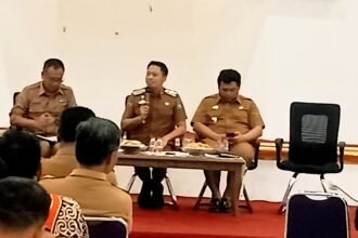 Pimpinan Pemerintah Kabupaten Enrekang bersama para kepala desa menggelar audiensi membahas keterlambatan penyaluran dana desa dan tunjangan aparat, Senin, 22 September 2025.