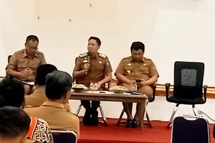 Pimpinan Pemerintah Kabupaten Enrekang bersama para kepala desa menggelar audiensi membahas keterlambatan penyaluran dana desa dan tunjangan aparat, Senin, 22 September 2025.