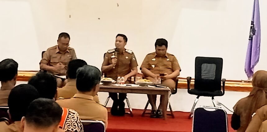 Pimpinan Pemerintah Kabupaten Enrekang bersama para kepala desa menggelar audiensi membahas keterlambatan penyaluran dana desa dan tunjangan aparat, Senin, 22 September 2025.