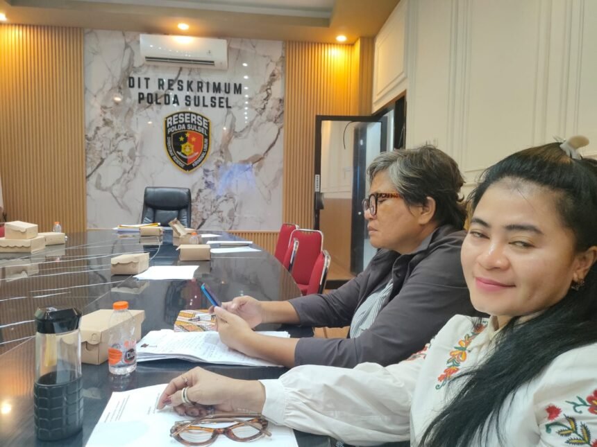 Koalisi Keadilan untuk Perempuan Makassar saat menghadiri gelar perkara khusus di Ditreskrimum Polda Sulsel, mendesak penghentian penyidikan (SP3) kasus R yang dinilai sarat kejanggalan.