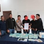 Petugas Ditresnarkoba Polda Sumut dan Polres Labuhan Batu menunjukkan barang bukti 13 kilogram sabu serta dua tersangka nelayan yang ditangkap dalam operasi gabungan.