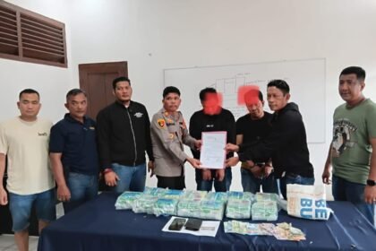 Petugas Ditresnarkoba Polda Sumut dan Polres Labuhan Batu menunjukkan barang bukti 13 kilogram sabu serta dua tersangka nelayan yang ditangkap dalam operasi gabungan.
