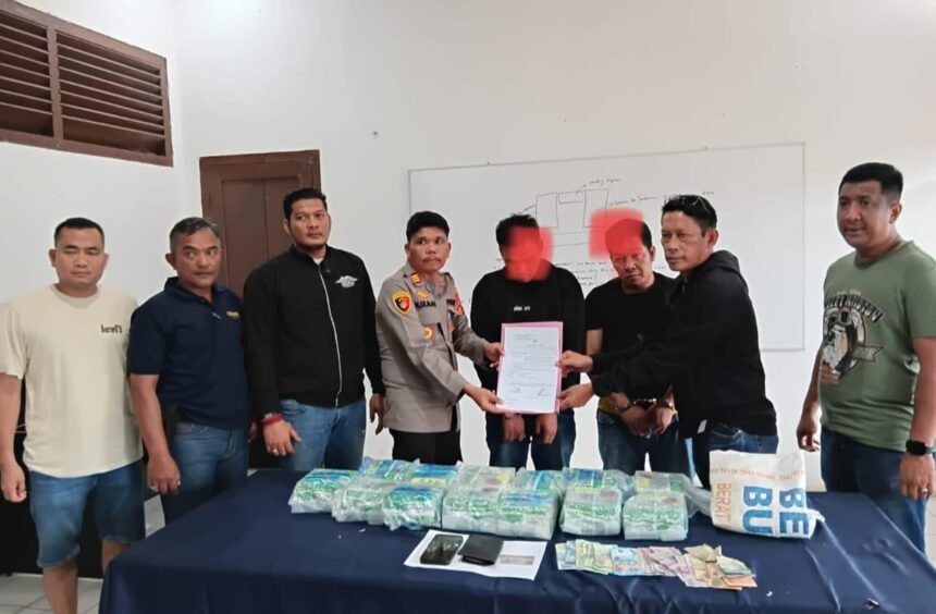 Petugas Ditresnarkoba Polda Sumut dan Polres Labuhan Batu menunjukkan barang bukti 13 kilogram sabu serta dua tersangka nelayan yang ditangkap dalam operasi gabungan.