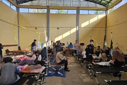 Sejumlah anak dirawat di posko darurat Cipongkor, Bandung Barat, usai dugaan keracunan makanan Program Makan Bergizi Gratis, (23/9/2025).
