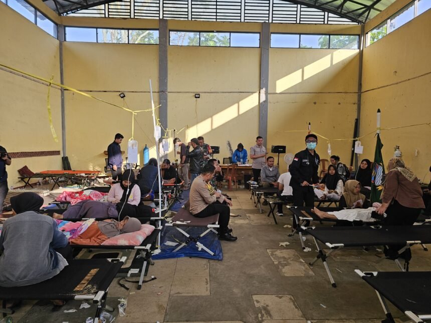 Sejumlah anak dirawat di posko darurat Cipongkor, Bandung Barat, usai dugaan keracunan makanan Program Makan Bergizi Gratis, (23/9/2025).