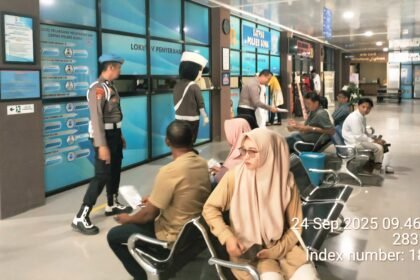 Personel Sipropam Polres Gowa melakukan pengawasan di ruang pelayanan publik guna memastikan layanan SIM dan SKCK berjalan sesuai SOP.