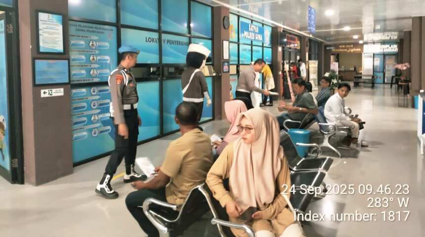 Personel Sipropam Polres Gowa melakukan pengawasan di ruang pelayanan publik guna memastikan layanan SIM dan SKCK berjalan sesuai SOP.