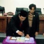 Penandatanganan pengesahan perubahan APBD 2025 Kabupaten Enrekang dalam rapat paripurna DPRD, Rabu, 24 September 2025.