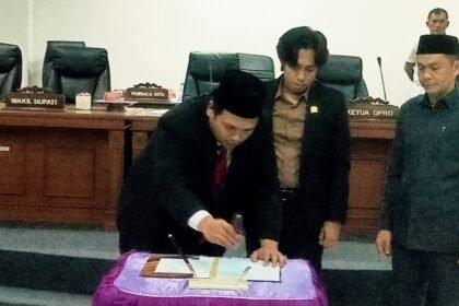 Penandatanganan pengesahan perubahan APBD 2025 Kabupaten Enrekang dalam rapat paripurna DPRD, Rabu, 24 September 2025.