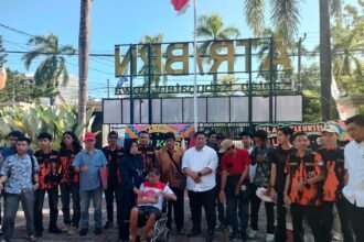 Massa SAPMA Pemuda Pancasila Gowa bersama kuasa hukum Kulle Daeng Buang menggelar aksi protes di depan kantor BPN Gowa terkait dugaan mafia tanah.
