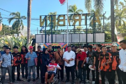 Massa SAPMA Pemuda Pancasila Gowa bersama kuasa hukum Kulle Daeng Buang menggelar aksi protes di depan kantor BPN Gowa terkait dugaan mafia tanah.