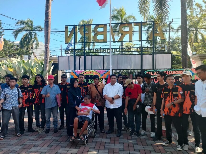 Massa SAPMA Pemuda Pancasila Gowa bersama kuasa hukum Kulle Daeng Buang menggelar aksi protes di depan kantor BPN Gowa terkait dugaan mafia tanah.