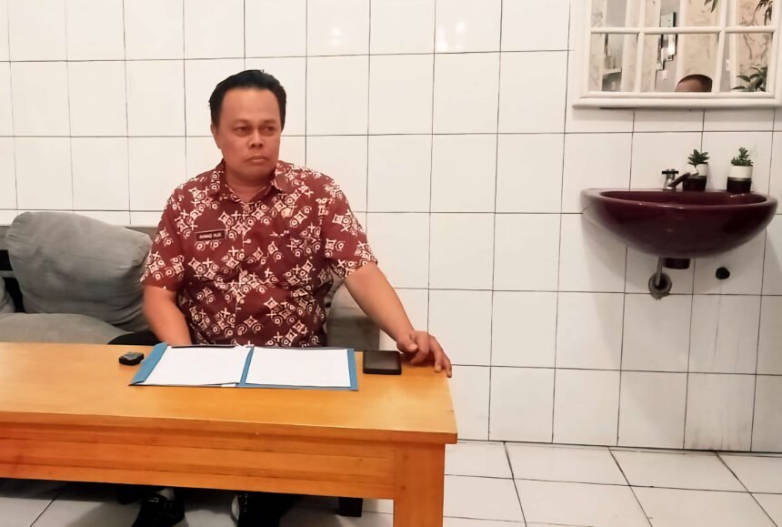 Kepala BPKAD Enrekang Ahmad Nur saat menjelaskan potensi krisis keuangan akibat berkurangnya dana transfer pusat, (25/9/2025).