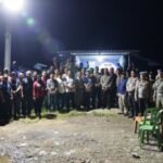 Warga Borongloe bersama jajaran Polres Gowa berkumpul di Pos Kamling Bintasi dalam program ronda kampung, Kamis (25/9/2025) malam.