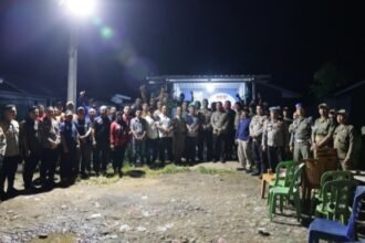 Warga Borongloe bersama jajaran Polres Gowa berkumpul di Pos Kamling Bintasi dalam program ronda kampung, Kamis (25/9/2025) malam.