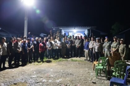 Warga Borongloe bersama jajaran Polres Gowa berkumpul di Pos Kamling Bintasi dalam program ronda kampung, Kamis (25/9/2025) malam.