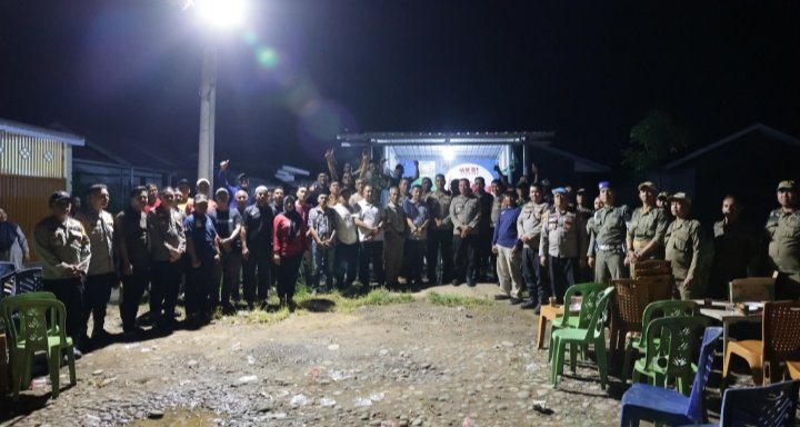 Warga Borongloe bersama jajaran Polres Gowa berkumpul di Pos Kamling Bintasi dalam program ronda kampung, Kamis (25/9/2025) malam.