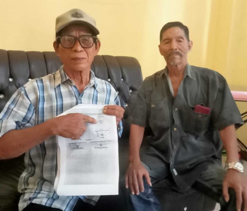 Warga Enrekang, Sukri, menunjukkan dokumen mediasi yang diduga dipalsukan tanda tangannya saat melaporkan kasus sengketa tanah.