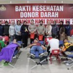 Polwan Polres Metro Jakarta Barat bersama masyarakat mengikuti kegiatan donor darah dalam rangka HUT Polwan ke-77 di Aula Wirasatya. (Dok. Polres Metro Jakarta Barat/HO)