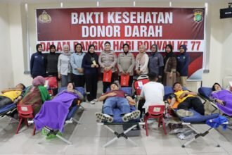 Polwan Polres Metro Jakarta Barat bersama masyarakat mengikuti kegiatan donor darah dalam rangka HUT Polwan ke-77 di Aula Wirasatya. (Dok. Polres Metro Jakarta Barat/HO)