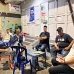 Warga bersama aparat kecamatan dan tokoh lokal berkumpul di Posko Siaga Mitigasi Baraya, Bontoala, sebagai upaya menjaga situasi tetap kondusif pasca-bentrokan di wilayah Tallo.