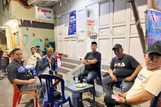 Warga bersama aparat kecamatan dan tokoh lokal berkumpul di Posko Siaga Mitigasi Baraya, Bontoala, sebagai upaya menjaga situasi tetap kondusif pasca-bentrokan di wilayah Tallo.
