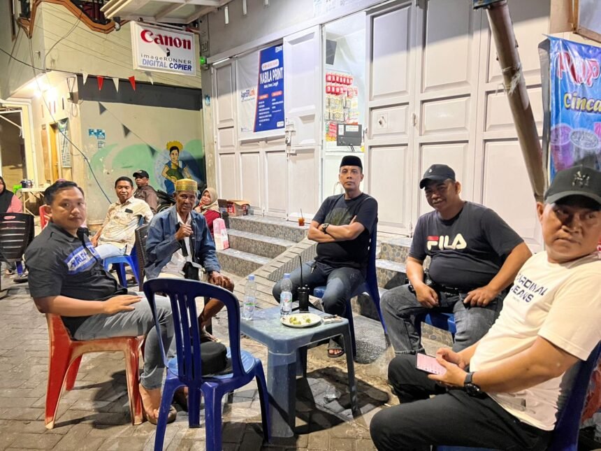 Warga bersama aparat kecamatan dan tokoh lokal berkumpul di Posko Siaga Mitigasi Baraya, Bontoala, sebagai upaya menjaga situasi tetap kondusif pasca-bentrokan di wilayah Tallo.