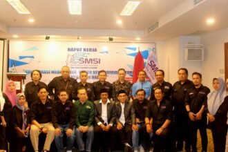 Pengurus dan anggota SMSI Sulsel berfoto bersama usai Rapat Kerja di Hotel Claro Makassar, Sabtu (27/9/2025).