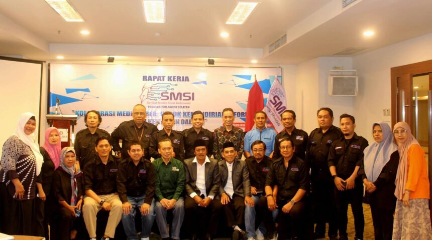 Pengurus dan anggota SMSI Sulsel berfoto bersama usai Rapat Kerja di Hotel Claro Makassar, Sabtu (27/9/2025).