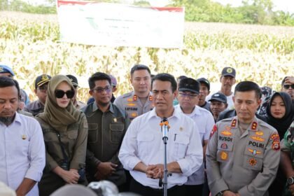 Kapolda Sulsel Irjen Pol Rusdi Hartono bersama Kapolres Gowa AKBP Muhammad Aldy Sulaiman mendampingi Menteri Pertanian Andi Amran Sulaiman dalam Panen Raya Jagung Serentak Kuartal III 2025 di Gowa.