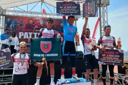 Para juara lomba lari Bhayangkara Run 2025 di Enrekang.