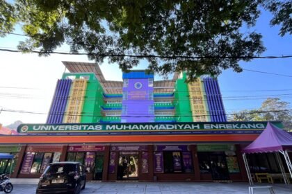 Kampus II Universitas Muhammadiyah Enrekang (UNIMEN) yang menempati gedung eks Kantor Bupati Enrekang melalui skema pinjam pakai aset daerah sesuai regulasi yang berlaku.