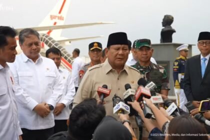 Presiden Prabowo Subianto memberikan keterangan pers terkait evaluasi Program Makan Bergizi Gratis, didampingi sejumlah menteri dan pejabat negara.