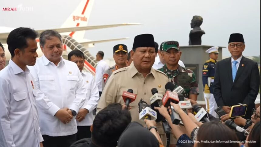 Makan Gratis, Masalah Ikut Disajikan 1 Presiden Prabowo Subianto memberikan keterangan pers terkait evaluasi Program Makan Bergizi Gratis, didampingi sejumlah menteri dan pejabat negara.
