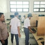 Siswa SMA di Enrekang menggunakan sistem e-voting saat Pilketos serentak Sulawesi Selatan, Senin (29/9/2025), dengan pendampingan KPU setempat.