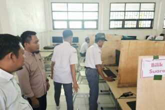 Siswa SMA di Enrekang menggunakan sistem e-voting saat Pilketos serentak Sulawesi Selatan, Senin (29/9/2025), dengan pendampingan KPU setempat.