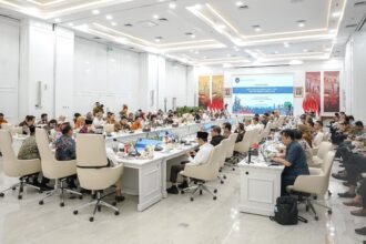 Rapat Tingkat Menteri di Gedung Saleh Afif, Bappenas, membahas rencana peluncuran Kartu Kesejahteraan dan Kartu Usaha sebagai strategi percepatan pengentasan kemiskinan.