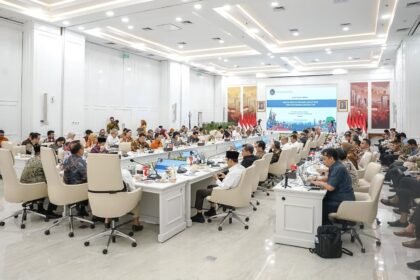 Rapat Tingkat Menteri di Gedung Saleh Afif, Bappenas, membahas rencana peluncuran Kartu Kesejahteraan dan Kartu Usaha sebagai strategi percepatan pengentasan kemiskinan.